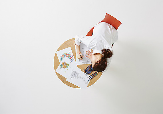 포토 JPG 스튜디오촬영 우먼라이프 라이프스타일 여자 종이 여유 의자 모션 탁자 색연필 실내 한명 사람 앉기 동양인 성인 취미 30대 하이앵글 한국인 그림 여자만 여자한명만 성인여자만 성인한명만 성인여자한명만 장년만 장년여자만 장년여자한명만 성인만 국내포토 1 감정 뷰포인트 가구 학용품 인종 내부 생활 장년 파일형식