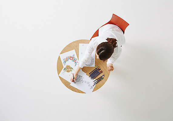 포토 JPG 스튜디오촬영 우먼라이프 라이프스타일 여자 종이 여유 의자 모션 탁자 색연필 실내 한명 사람 앉기 동양인 성인 취미 30대 하이앵글 한국인 그림 여자만 여자한명만 성인여자만 성인한명만 성인여자한명만 장년만 장년여자만 장년여자한명만 성인만 국내포토 1 감정 뷰포인트 가구 학용품 인종 내부 생활 장년 파일형식