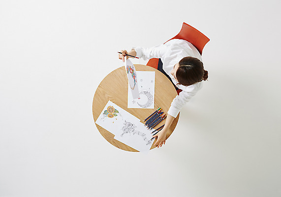 포토 JPG 스튜디오촬영 우먼라이프 라이프스타일 응시 여자 종이 여유 의자 모션 탁자 색연필 실내 한명 들기 사람 앉기 동양인 성인 취미 30대 하이앵글 한국인 그림 여자만 여자한명만 성인여자만 성인한명만 성인여자한명만 장년만 장년여자만 장년여자한명만 성인만 국내포토 1 시선 감정 뷰포인트 가구 학용품 인종 내부 생활 장년 파일형식