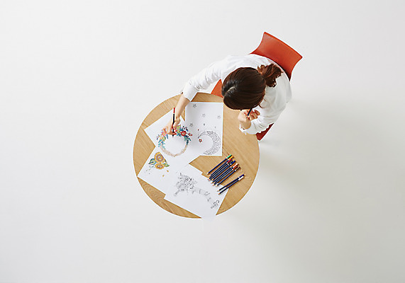 포토 JPG 스튜디오촬영 우먼라이프 라이프스타일 여자 종이 여유 의자 모션 탁자 색연필 실내 한명 사람 앉기 동양인 성인 취미 30대 하이앵글 한국인 그림 여자만 여자한명만 성인여자만 성인한명만 성인여자한명만 장년만 장년여자만 장년여자한명만 성인만 국내포토 1 감정 뷰포인트 가구 학용품 인종 내부 생활 장년 파일형식