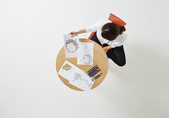 포토 JPG 스튜디오촬영 우먼라이프 라이프스타일 응시 여자 종이 여유 의자 모션 탁자 색연필 실내 한명 들기 사람 앉기 동양인 성인 취미 30대 하이앵글 한국인 그림 여자만 여자한명만 성인여자만 성인한명만 성인여자한명만 장년만 장년여자만 장년여자한명만 성인만 국내포토 1 시선 감정 뷰포인트 가구 학용품 인종 내부 생활 장년 파일형식