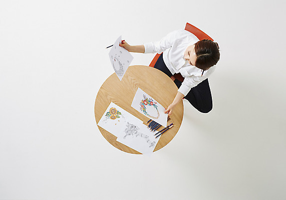 포토 JPG 스튜디오촬영 우먼라이프 라이프스타일 응시 여자 종이 여유 의자 모션 탁자 색연필 실내 한명 들기 사람 앉기 동양인 성인 취미 30대 하이앵글 한국인 그림 여자만 여자한명만 성인여자만 성인한명만 성인여자한명만 장년만 장년여자만 장년여자한명만 성인만 국내포토 1 시선 감정 뷰포인트 가구 학용품 인종 내부 생활 장년 파일형식