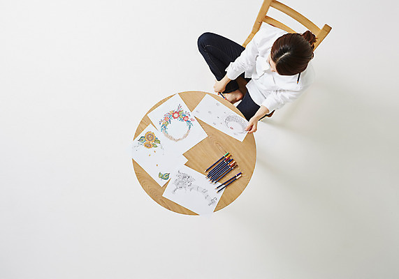 포토 JPG 스튜디오촬영 우먼라이프 라이프스타일 여자 종이 여유 의자 모션 탁자 색연필 실내 한명 사람 앉기 동양인 성인 취미 30대 하이앵글 한국인 그림 여자만 여자한명만 성인여자만 성인한명만 성인여자한명만 장년만 장년여자만 장년여자한명만 성인만 국내포토 1 감정 뷰포인트 가구 학용품 인종 내부 생활 장년 파일형식