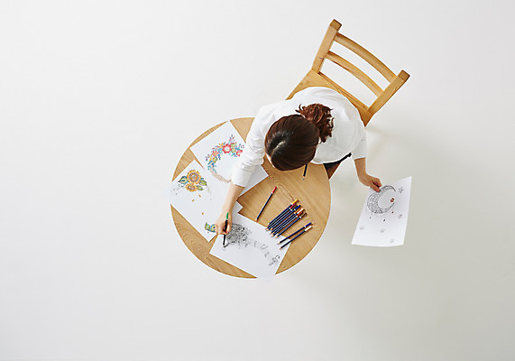 포토 JPG 스튜디오촬영 우먼라이프 라이프스타일 여자 종이 여유 의자 모션 탁자 색연필 실내 한명 들기 사람 앉기 동양인 성인 취미 30대 하이앵글 한국인 그리기 그림 여자만 여자한명만 성인여자만 성인한명만 성인여자한명만 장년만 장년여자만 장년여자한명만 성인만 국내포토 1 감정 뷰포인트 가구 학용품 인종 내부 생활 장년 파일형식