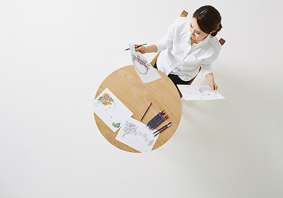 포토 JPG 스튜디오촬영 우먼라이프 라이프스타일 응시 여자 종이 여유 의자 모션 탁자 색연필 실내 한명 들기 사람 앉기 동양인 성인 취미 30대 하이앵글 한국인 그림 여자만 여자한명만 성인여자만 성인한명만 성인여자한명만 장년만 장년여자만 장년여자한명만 성인만 국내포토 1 시선 감정 뷰포인트 가구 학용품 인종 내부 생활 장년 파일형식