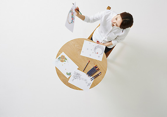 포토 JPG 스튜디오촬영 우먼라이프 라이프스타일 응시 여자 종이 여유 의자 모션 탁자 색연필 실내 한명 들기 사람 앉기 동양인 성인 취미 30대 하이앵글 한국인 그림 여자만 여자한명만 성인여자만 성인한명만 성인여자한명만 장년만 장년여자만 장년여자한명만 성인만 국내포토 1 시선 감정 뷰포인트 가구 학용품 인종 내부 생활 장년 파일형식