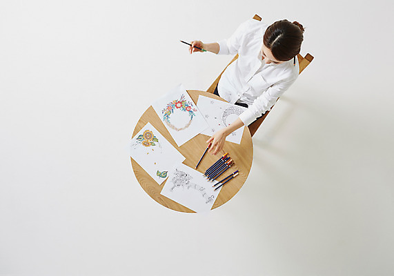 포토 JPG 스튜디오촬영 우먼라이프 라이프스타일 여자 종이 여유 의자 모션 탁자 색연필 실내 한명 사람 앉기 동양인 성인 취미 30대 하이앵글 한국인 그림 여자만 여자한명만 성인여자만 성인한명만 성인여자한명만 장년만 장년여자만 장년여자한명만 성인만 국내포토 1 감정 뷰포인트 가구 학용품 인종 내부 생활 장년 파일형식