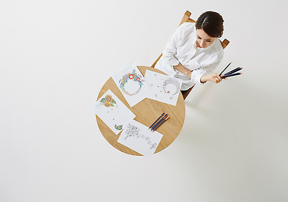 포토 JPG 스튜디오촬영 우먼라이프 라이프스타일 여자 종이 여유 의자 모션 탁자 색연필 실내 한명 사람 앉기 동양인 성인 취미 30대 하이앵글 한국인 그림 여자만 여자한명만 성인여자만 성인한명만 성인여자한명만 장년만 장년여자만 장년여자한명만 성인만 국내포토 1 감정 뷰포인트 가구 학용품 인종 내부 생활 장년 파일형식