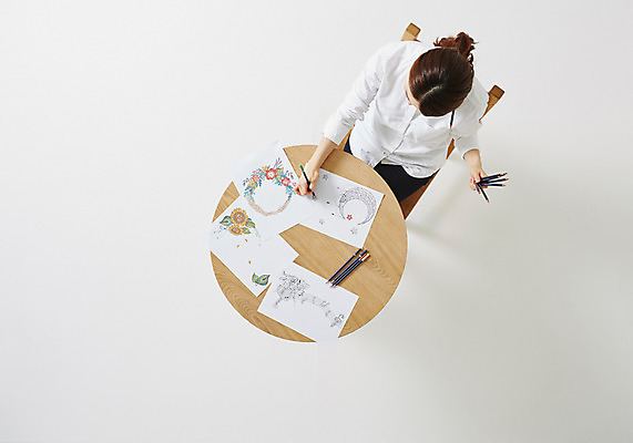 포토 JPG 스튜디오촬영 우먼라이프 라이프스타일 여자 종이 여유 의자 모션 탁자 색연필 실내 한명 들기 사람 앉기 동양인 성인 취미 30대 하이앵글 한국인 그리기 그림 여자만 여자한명만 성인여자만 성인한명만 성인여자한명만 장년만 장년여자만 장년여자한명만 성인만 국내포토 1 감정 뷰포인트 가구 학용품 인종 내부 생활 장년 파일형식