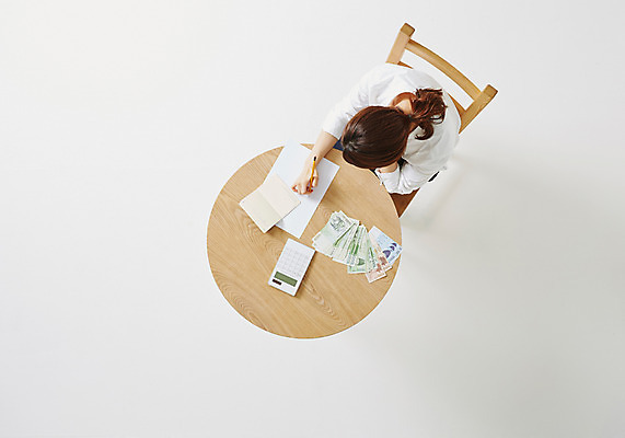 포토 JPG 스튜디오촬영 우먼라이프 라이프스타일 여자 돈 의자 모션 탁자 실내 한명 사람 앉기 동양인 성인 30대 하이앵글 저축 한국인 절약 여자만 여자한명만 성인여자만 성인한명만 성인여자한명만 장년만 장년여자만 장년여자한명만 성인만 국내포토 1 뷰포인트 가구 컨셉 인종 내부 생활 장년 금융 재산 파일형식