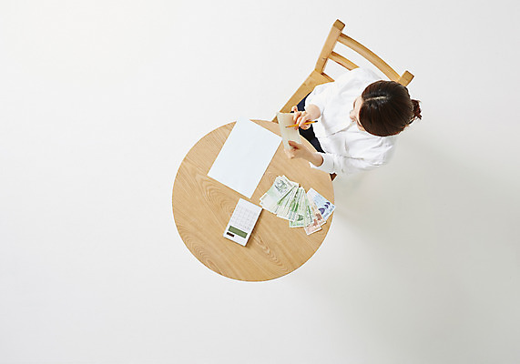 포토 JPG 스튜디오촬영 우먼라이프 라이프스타일 여자 돈 의자 모션 탁자 실내 한명 사람 앉기 동양인 성인 30대 하이앵글 저축 한국인 절약 여자만 여자한명만 성인여자만 성인한명만 성인여자한명만 장년만 장년여자만 장년여자한명만 성인만 국내포토 1 뷰포인트 가구 컨셉 인종 내부 생활 장년 금융 재산 파일형식