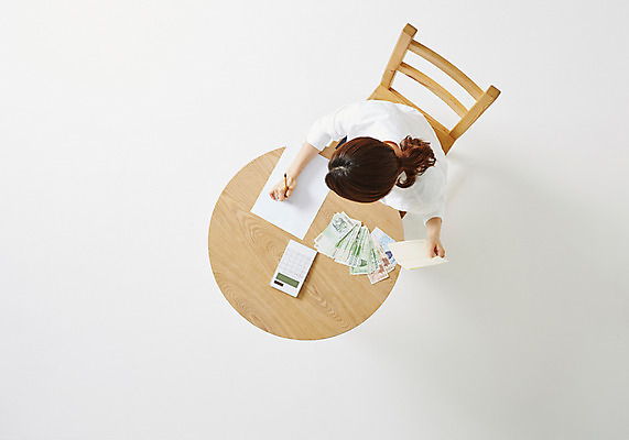 포토 JPG 스튜디오촬영 우먼라이프 라이프스타일 여자 돈 의자 모션 탁자 실내 한명 사람 앉기 동양인 성인 30대 하이앵글 저축 한국인 절약 여자만 여자한명만 성인여자만 성인한명만 성인여자한명만 장년만 장년여자만 장년여자한명만 성인만 국내포토 1 뷰포인트 가구 컨셉 인종 내부 생활 장년 금융 재산 파일형식