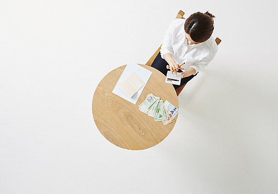 포토 JPG 스튜디오촬영 우먼라이프 라이프스타일 여자 돈 의자 모션 탁자 실내 한명 사람 앉기 동양인 성인 30대 하이앵글 저축 한국인 절약 여자만 여자한명만 성인여자만 성인한명만 성인여자한명만 장년만 장년여자만 장년여자한명만 성인만 국내포토 1 뷰포인트 가구 컨셉 인종 내부 생활 장년 금융 재산 파일형식