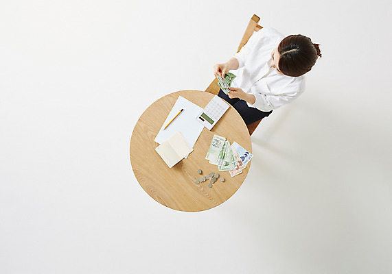 포토 JPG 스튜디오촬영 우먼라이프 라이프스타일 여자 돈 의자 모션 탁자 실내 한명 사람 앉기 동양인 성인 30대 하이앵글 저축 한국인 절약 여자만 여자한명만 성인여자만 성인한명만 성인여자한명만 장년만 장년여자만 장년여자한명만 성인만 국내포토 1 뷰포인트 가구 컨셉 인종 내부 생활 장년 금융 재산 파일형식