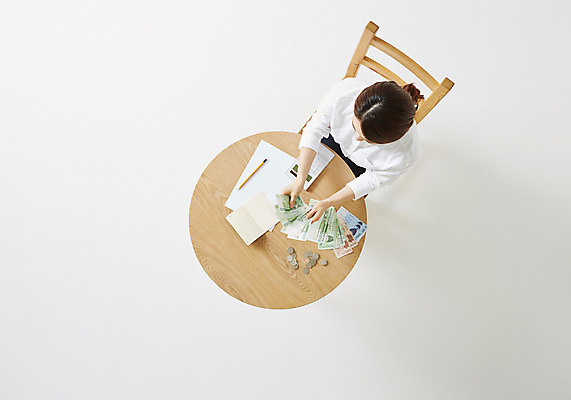 포토 JPG 스튜디오촬영 우먼라이프 라이프스타일 여자 돈 의자 모션 탁자 실내 한명 사람 앉기 동양인 성인 30대 하이앵글 저축 한국인 절약 여자만 여자한명만 성인여자만 성인한명만 성인여자한명만 장년만 장년여자만 장년여자한명만 성인만 국내포토 1 뷰포인트 가구 컨셉 인종 내부 생활 장년 금융 재산 파일형식