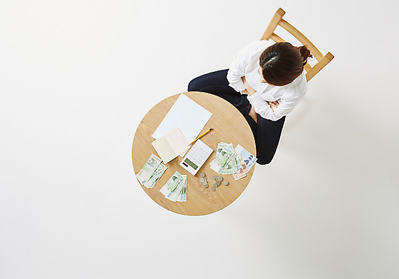 포토 JPG 스튜디오촬영 우먼라이프 라이프스타일 여자 돈 의자 모션 탁자 실내 한명 사람 앉기 동양인 성인 30대 하이앵글 저축 한국인 절약 여자만 여자한명만 성인여자만 성인한명만 성인여자한명만 장년만 장년여자만 장년여자한명만 성인만 국내포토 1 뷰포인트 가구 컨셉 인종 내부 생활 장년 금융 재산 파일형식