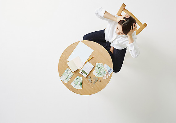 포토 JPG 스튜디오촬영 우먼라이프 라이프스타일 여자 돈 의자 모션 탁자 스트레스 실내 한명 사람 앉기 동양인 성인 30대 하이앵글 저축 한국인 절약 고민 여자만 여자한명만 성인여자만 성인한명만 성인여자한명만 장년만 장년여자만 장년여자한명만 성인만 국내포토 1 감정 뷰포인트 가구 컨셉 인종 내부 생활 장년 금융 재산 파일형식