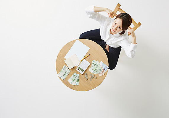 포토 JPG 스튜디오촬영 우먼라이프 라이프스타일 여자 돈 의자 모션 탁자 스트레스 실내 한명 사람 앉기 동양인 손짓 성인 30대 하이앵글 저축 한국인 올려보기 절약 여자만 여자한명만 성인여자만 성인한명만 성인여자한명만 장년만 장년여자만 장년여자한명만 성인만 국내포토 1 뷰포인트 가구 컨셉 인종 내부 생활 장년 금융 재산 파일형식