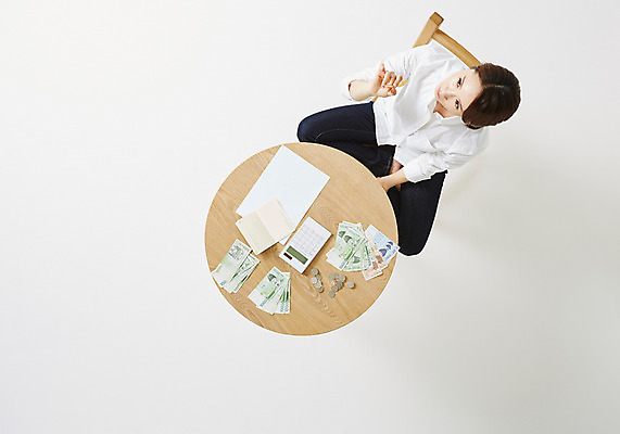 포토 JPG 스튜디오촬영 우먼라이프 라이프스타일 여자 돈 의자 모션 탁자 실내 한명 사람 앉기 동양인 성인 30대 하이앵글 저축 한국인 절약 여자만 여자한명만 성인여자만 성인한명만 성인여자한명만 장년만 장년여자만 장년여자한명만 성인만 국내포토 1 뷰포인트 가구 컨셉 인종 내부 생활 장년 금융 재산 파일형식