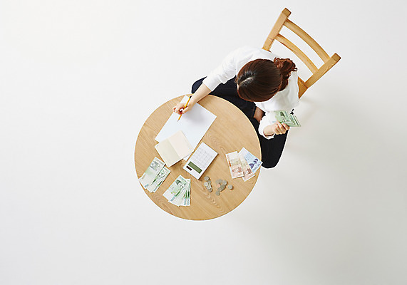 포토 JPG 스튜디오촬영 우먼라이프 라이프스타일 여자 돈 의자 모션 탁자 실내 한명 사람 앉기 동양인 성인 30대 하이앵글 저축 한국인 절약 여자만 여자한명만 성인여자만 성인한명만 성인여자한명만 장년만 장년여자만 장년여자한명만 성인만 국내포토 1 뷰포인트 가구 컨셉 인종 내부 생활 장년 금융 재산 파일형식