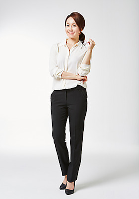 포토 JPG 스튜디오촬영 전신 라이프스타일 여자 비즈니스 모션 실내 한명 서기 미소 사람 동양인 정장 손짓 성인 앞모습 30대 비즈니스라이프 한국인 비즈니스우먼 여자만 여자한명만 성인여자만 성인한명만 성인여자한명만 장년만 장년여자만 장년여자한명만 성인만 국내포토 1 옷 뷰포인트 표정 인종 내부 생활 장년 직장인 파일형식