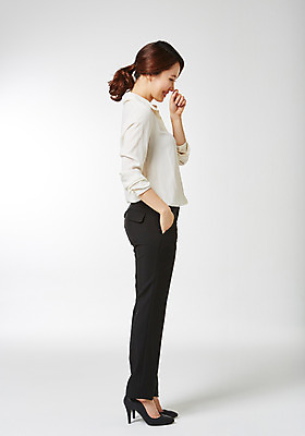 포토 JPG 스튜디오촬영 전신 라이프스타일 여자 비즈니스 모션 실내 한명 서기 미소 사람 동양인 정장 성인 옆모습 30대 비즈니스라이프 한국인 비즈니스우먼 주머니손 여자만 여자한명만 성인여자만 성인한명만 성인여자한명만 장년만 장년여자만 장년여자한명만 성인만 국내포토 1 옷 뷰포인트 표정 인종 내부 생활 장년 직장인 파일형식