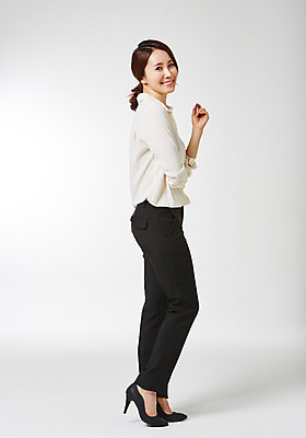 포토 JPG 스튜디오촬영 전신 라이프스타일 여자 비즈니스 모션 실내 한명 서기 미소 사람 동양인 정장 성인 옆모습 30대 비즈니스라이프 한국인 비즈니스우먼 여자만 여자한명만 성인여자만 성인한명만 성인여자한명만 장년만 장년여자만 장년여자한명만 성인만 국내포토 1 옷 뷰포인트 표정 인종 내부 생활 장년 직장인 파일형식