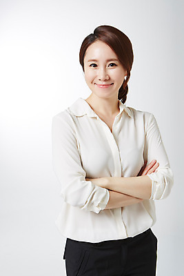 포토 JPG 스튜디오촬영 라이프스타일 여자 비즈니스 모션 실내 한명 서기 미소 사람 동양인 정장 상반신 성인 앞모습 30대 비즈니스라이프 팔짱 한국인 비즈니스우먼 여자만 여자한명만 성인여자만 성인한명만 성인여자한명만 장년만 장년여자만 장년여자한명만 성인만 국내포토 1 옷 뷰포인트 표정 인종 내부 생활 장년 직장인 파일형식