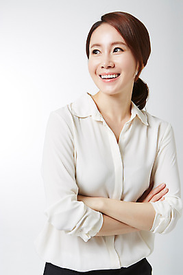 포토 JPG 스튜디오촬영 라이프스타일 여자 비즈니스 모션 실내 한명 서기 미소 사람 동양인 정장 상반신 성인 앞모습 30대 비즈니스라이프 팔짱 한국인 비즈니스우먼 여자만 여자한명만 성인여자만 성인한명만 성인여자한명만 장년만 장년여자만 장년여자한명만 성인만 국내포토 1 옷 뷰포인트 표정 인종 내부 생활 장년 직장인 파일형식