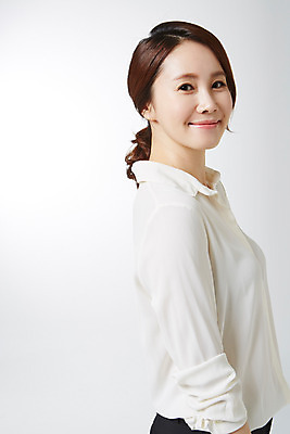 포토 JPG 스튜디오촬영 라이프스타일 여자 비즈니스 모션 실내 한명 서기 미소 사람 동양인 정장 상반신 성인 옆모습 30대 비즈니스라이프 한국인 비즈니스우먼 여자만 여자한명만 성인여자만 성인한명만 성인여자한명만 장년만 장년여자만 장년여자한명만 성인만 국내포토 1 옷 뷰포인트 표정 인종 내부 생활 장년 직장인 파일형식