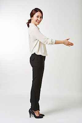 포토 JPG 스튜디오촬영 전신 라이프스타일 여자 비즈니스 모션 악수 실내 한명 서기 웃음 사람 동양인 손짓 성인 옆모습 30대 비즈니스라이프 한국인 비즈니스우먼 손내밀기 여자만 여자한명만 성인여자만 성인한명만 성인여자한명만 장년만 장년여자만 장년여자한명만 성인만 국내포토 1 뷰포인트 표정 인종 내부 생활 장년 직장인 파일형식