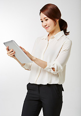 포토 JPG 스튜디오촬영 라이프스타일 여자 비즈니스 모션 실내 한명 서기 미소 들기 사람 동양인 상반신 성인 옆모습 30대 비즈니스라이프 태블릿 한국인 웹서핑 비즈니스우먼 여자만 여자한명만 성인여자만 성인한명만 성인여자한명만 장년만 장년여자만 장년여자한명만 성인만 국내포토 1 뷰포인트 표정 인종 내부 생활 장년 전자제품 스마트기기 직장인 파일형식