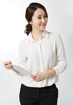 포토 JPG 스튜디오촬영 라이프스타일 여자 비즈니스 모션 실내 한명 서기 미소 들기 사람 동양인 상반신 성인 앞모습 30대 비즈니스라이프 태블릿 한국인 웹서핑 비즈니스우먼 여자만 여자한명만 성인여자만 성인한명만 성인여자한명만 장년만 장년여자만 장년여자한명만 성인만 국내포토 1 뷰포인트 표정 인종 내부 생활 장년 전자제품 스마트기기 직장인 파일형식