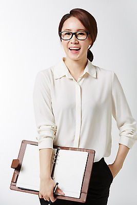 포토 JPG 스튜디오촬영 라이프스타일 여자 비즈니스 모션 실내 한명 서기 미소 들기 사람 동양인 정장 성인 앞모습 30대 비즈니스라이프 다이어리 한국인 비즈니스우먼 여자만 여자한명만 성인여자만 성인한명만 성인여자한명만 장년만 장년여자만 장년여자한명만 성인만 안경낌 국내포토 1 옷 안경 뷰포인트 표정 인종 내부 생활 장년 사무용품 직장인 파일형식