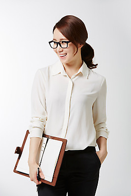 포토 JPG 스튜디오촬영 라이프스타일 여자 비즈니스 모션 실내 한명 서기 들기 사람 동양인 정장 성인 앞모습 30대 비즈니스라이프 다이어리 한국인 비즈니스우먼 여자만 여자한명만 성인여자만 성인한명만 성인여자한명만 장년만 장년여자만 장년여자한명만 성인만 안경낌 국내포토 1 옷 안경 뷰포인트 인종 내부 생활 장년 사무용품 직장인 파일형식