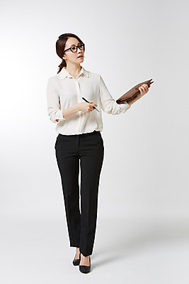 포토 JPG 스튜디오촬영 전신 라이프스타일 여자 비즈니스 모션 실내 한명 서기 들기 사람 동양인 정장 성인 앞모습 30대 비즈니스라이프 다이어리 한국인 비즈니스우먼 여자만 여자한명만 성인여자만 성인한명만 성인여자한명만 장년만 장년여자만 장년여자한명만 성인만 안경낌 국내포토 1 옷 안경 뷰포인트 인종 내부 생활 장년 사무용품 직장인 파일형식