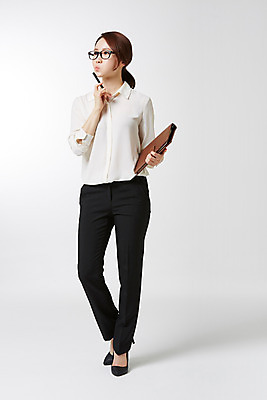 포토 JPG 스튜디오촬영 전신 라이프스타일 여자 비즈니스 모션 실내 한명 서기 들기 사람 동양인 정장 성인 앞모습 30대 비즈니스라이프 다이어리 한국인 비즈니스우먼 여자만 여자한명만 성인여자만 성인한명만 성인여자한명만 장년만 장년여자만 장년여자한명만 성인만 안경낌 국내포토 1 옷 안경 뷰포인트 인종 내부 생활 장년 사무용품 직장인 파일형식