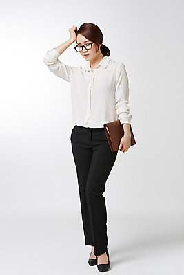 포토 JPG 스튜디오촬영 전신 라이프스타일 여자 비즈니스 모션 스트레스 실내 한명 서기 들기 사람 동양인 정장 성인 앞모습 30대 비즈니스라이프 다이어리 한국인 비즈니스우먼 여자만 여자한명만 성인여자만 성인한명만 성인여자한명만 장년만 장년여자만 장년여자한명만 성인만 안경낌 국내포토 1 옷 안경 뷰포인트 인종 내부 생활 장년 사무용품 직장인 파일형식