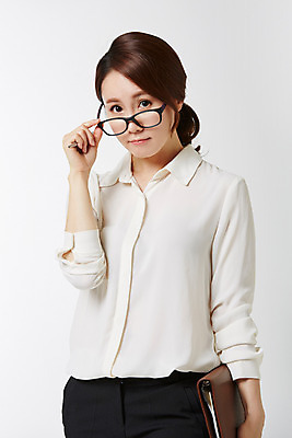 포토 JPG 스튜디오촬영 라이프스타일 여자 비즈니스 모션 실내 한명 서기 들기 사람 동양인 정장 성인 앞모습 30대 비즈니스라이프 다이어리 만지기 한국인 비즈니스우먼 여자만 여자한명만 성인여자만 성인한명만 성인여자한명만 장년만 장년여자만 장년여자한명만 성인만 안경낌 국내포토 1 옷 안경 뷰포인트 인종 내부 생활 장년 사무용품 직장인 파일형식