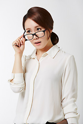 포토 JPG 스튜디오촬영 라이프스타일 여자 비즈니스 모션 실내 한명 서기 들기 사람 동양인 정장 상반신 성인 앞모습 30대 비즈니스라이프 다이어리 한국인 비즈니스우먼 여자만 여자한명만 성인여자만 성인한명만 성인여자한명만 장년만 장년여자만 장년여자한명만 성인만 안경낌 국내포토 1 옷 안경 뷰포인트 인종 내부 생활 장년 사무용품 직장인 파일형식