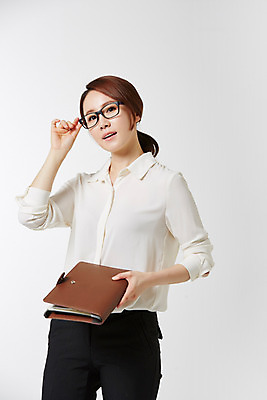 포토 JPG 스튜디오촬영 우먼라이프 라이프스타일 여자 모션 실내 한명 서기 들기 사람 동양인 정장 성인 앞모습 30대 다이어리 만지기 한국인 여자만 여자한명만 성인여자만 성인한명만 성인여자한명만 장년만 장년여자만 장년여자한명만 성인만 안경낌 국내포토 1 옷 안경 뷰포인트 인종 내부 생활 장년 사무용품 파일형식