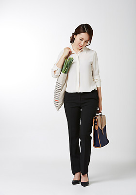 포토 JPG 스튜디오촬영 전신 라이프스타일 여자 서류가방 비즈니스 모션 실내 한명 서기 들기 사람 동양인 성인 앞모습 30대 비즈니스라이프 한국인 비즈니스우먼 장바구니 주부 워킹맘 여자만 여자한명만 성인여자만 성인한명만 성인여자한명만 장년만 장년여자만 장년여자한명만 성인만 국내포토 1 뷰포인트 가방 엄마 인종 내부 생활 장년 쇼핑 바구니 직장인 파일형식