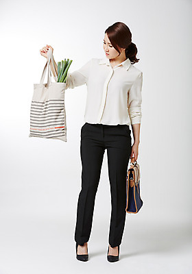 포토 JPG 스튜디오촬영 전신 라이프스타일 여자 서류가방 비즈니스 모션 실내 한명 서기 들기 사람 동양인 성인 앞모습 30대 비즈니스라이프 한국인 비즈니스우먼 장바구니 주부 워킹맘 여자만 여자한명만 성인여자만 성인한명만 성인여자한명만 장년만 장년여자만 장년여자한명만 성인만 국내포토 1 뷰포인트 가방 엄마 인종 내부 생활 장년 쇼핑 바구니 직장인 파일형식