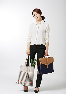 포토 JPG 스튜디오촬영 전신 라이프스타일 여자 서류가방 비즈니스 모션 실내 한명 서기 들기 사람 동양인 성인 앞모습 30대 비즈니스라이프 한국인 비즈니스우먼 장바구니 주부 워킹맘 여자만 여자한명만 성인여자만 성인한명만 성인여자한명만 장년만 장년여자만 장년여자한명만 성인만 국내포토 1 뷰포인트 가방 엄마 인종 내부 생활 장년 쇼핑 바구니 직장인 파일형식