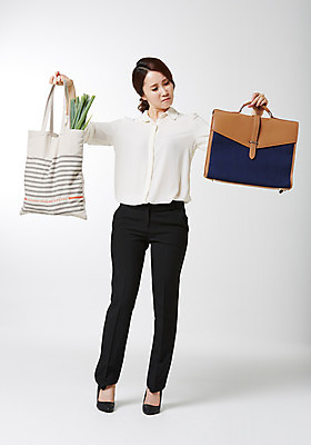 포토 JPG 스튜디오촬영 전신 라이프스타일 여자 서류가방 비즈니스 모션 실내 한명 서기 들기 사람 동양인 성인 앞모습 30대 비즈니스라이프 한국인 비즈니스우먼 장바구니 주부 워킹맘 여자만 여자한명만 성인여자만 성인한명만 성인여자한명만 장년만 장년여자만 장년여자한명만 성인만 국내포토 1 뷰포인트 가방 엄마 인종 내부 생활 장년 쇼핑 바구니 직장인 파일형식