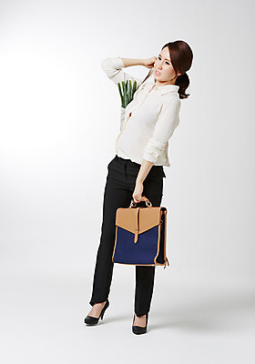 포토 JPG 스튜디오촬영 전신 라이프스타일 여자 서류가방 비즈니스 모션 실내 한명 서기 들기 사람 동양인 성인 앞모습 30대 비즈니스라이프 한국인 비즈니스우먼 장바구니 주부 워킹맘 여자만 여자한명만 성인여자만 성인한명만 성인여자한명만 장년만 장년여자만 장년여자한명만 성인만 국내포토 1 뷰포인트 가방 엄마 인종 내부 생활 장년 쇼핑 바구니 직장인 파일형식