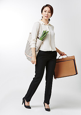 포토 JPG 스튜디오촬영 전신 라이프스타일 여자 서류가방 비즈니스 모션 실내 한명 서기 들기 성인 앞모습 30대 비즈니스라이프 한국인 비즈니스우먼 장바구니 주부 워킹맘 성인여자한명만 국내포토 1 뷰포인트 가방 엄마 사람 동양인 내부 생활 장년 쇼핑 바구니 직장인 여자한명만 성인여자만 파일형식