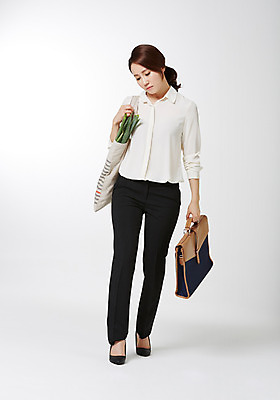포토 JPG 스튜디오촬영 전신 라이프스타일 여자 서류가방 비즈니스 모션 실내 한명 서기 들기 사람 동양인 성인 앞모습 30대 비즈니스라이프 한국인 비즈니스우먼 장바구니 주부 워킹맘 여자만 여자한명만 성인여자만 성인한명만 성인여자한명만 장년만 장년여자만 장년여자한명만 성인만 국내포토 1 뷰포인트 가방 엄마 인종 내부 생활 장년 쇼핑 바구니 직장인 파일형식