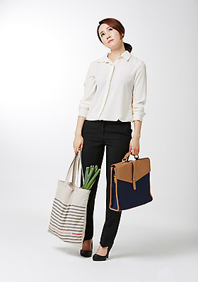 포토 JPG 스튜디오촬영 전신 라이프스타일 여자 서류가방 비즈니스 모션 실내 한명 서기 들기 사람 동양인 성인 앞모습 30대 비즈니스라이프 한국인 비즈니스우먼 장바구니 주부 워킹맘 여자만 여자한명만 성인여자만 성인한명만 성인여자한명만 장년만 장년여자만 장년여자한명만 성인만 국내포토 1 뷰포인트 가방 엄마 인종 내부 생활 장년 쇼핑 바구니 직장인 파일형식