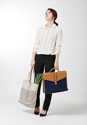 포토 JPG 스튜디오촬영 전신 라이프스타일 여자 서류가방 비즈니스 모션 실내 한명 서기 들기 사람 동양인 성인 앞모습 30대 비즈니스라이프 한국인 비즈니스우먼 장바구니 주부 워킹맘 여자만 여자한명만 성인여자만 성인한명만 성인여자한명만 장년만 장년여자만 장년여자한명만 성인만 국내포토 1 뷰포인트 가방 엄마 인종 내부 생활 장년 쇼핑 바구니 직장인 파일형식